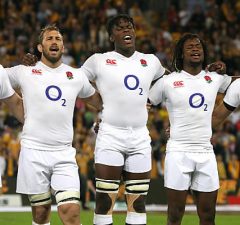 Maro Itoje and the England team sing the anthem