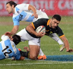 Damian de Allende protects the ball for South Africa