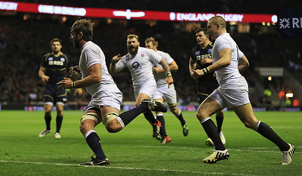 Geoff Parling makes a break for the tryline