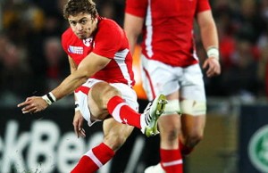 Leigh Halfpenny is staying in Toulon