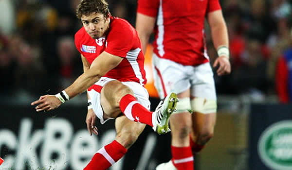 Leigh Halfpenny is staying in Toulon
