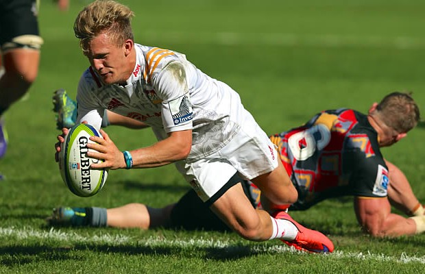 Damien McKenzie scores a try for the Chiefs