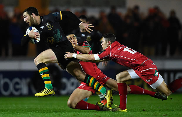 George North breaks through the defence of his former team