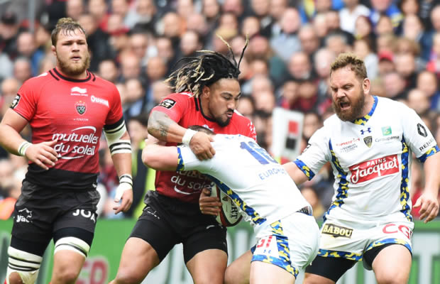 Clermont's Patricio Fernandez (R) vies for the ball with RC Toulon's New Zealand centre Maa Nonu (L)