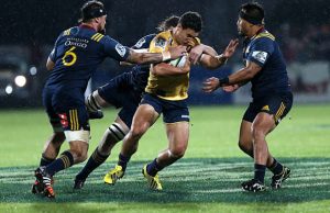Matt Toomua gets wrapped up in the Highlanders defence