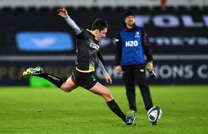Sam Davies kicked a late penalty to deny Clermont a losing bonus point