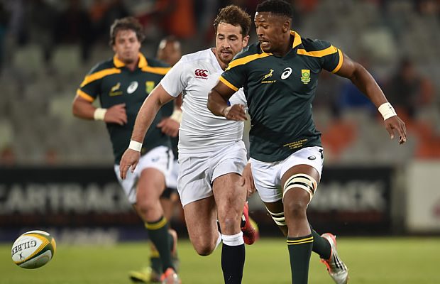 Sikhumbuzo Notshe and Danny Cipriani race for the ball