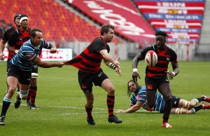 im Whitehead offloads for Eastern Province in the Currie Cup