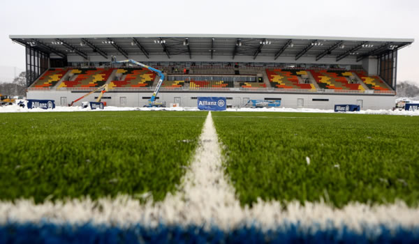 Saracens host Leicester Tigers at Allianz Park