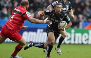 Eli Walker has signed a contract extension with the Ospreys