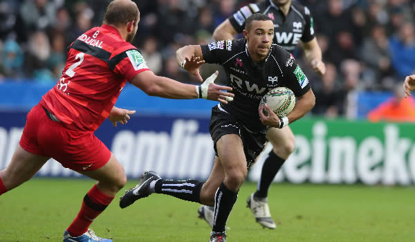 Eli Walker has signed a contract extension with the Ospreys