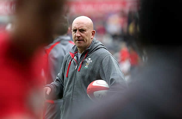 Shaun Edwards has extended his contract with Wales